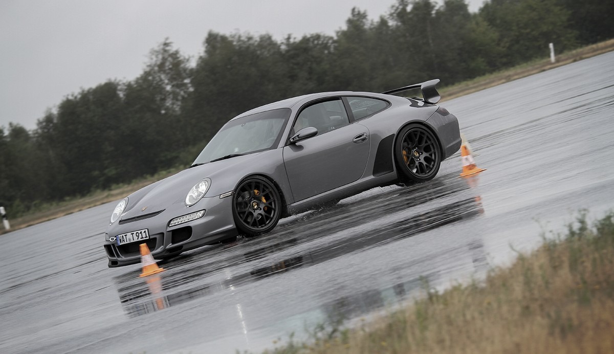 Porsche 911 GT3 (997) auf nasser Teststrecke