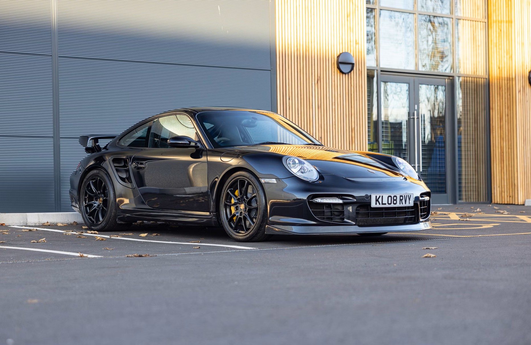 Porsche 911 (997) vor einem Gebäude, bereit zur Begutachtung vor Ort