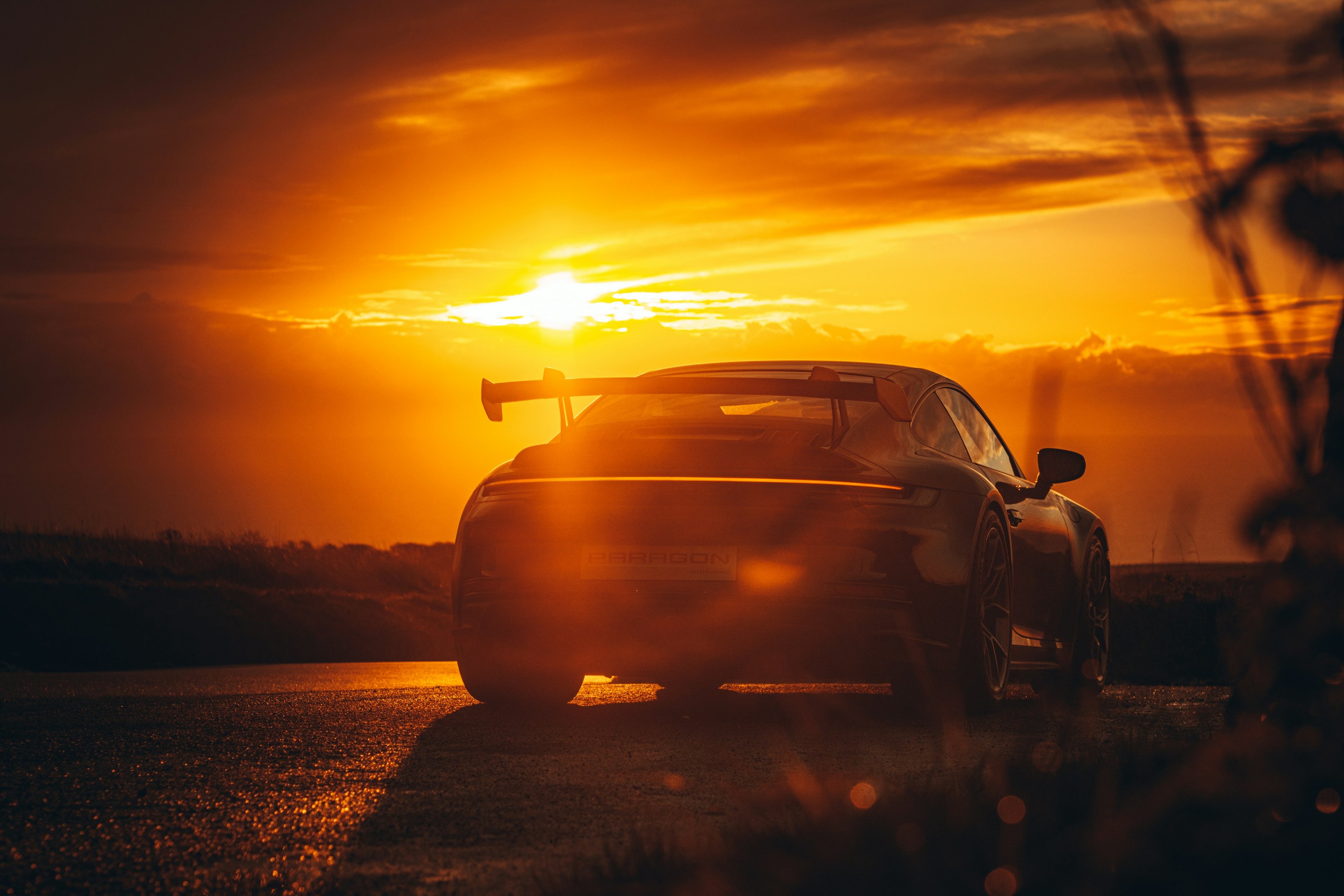 Porsche 911 GT3 bei Sonnenuntergang mit Blick zum Horizont