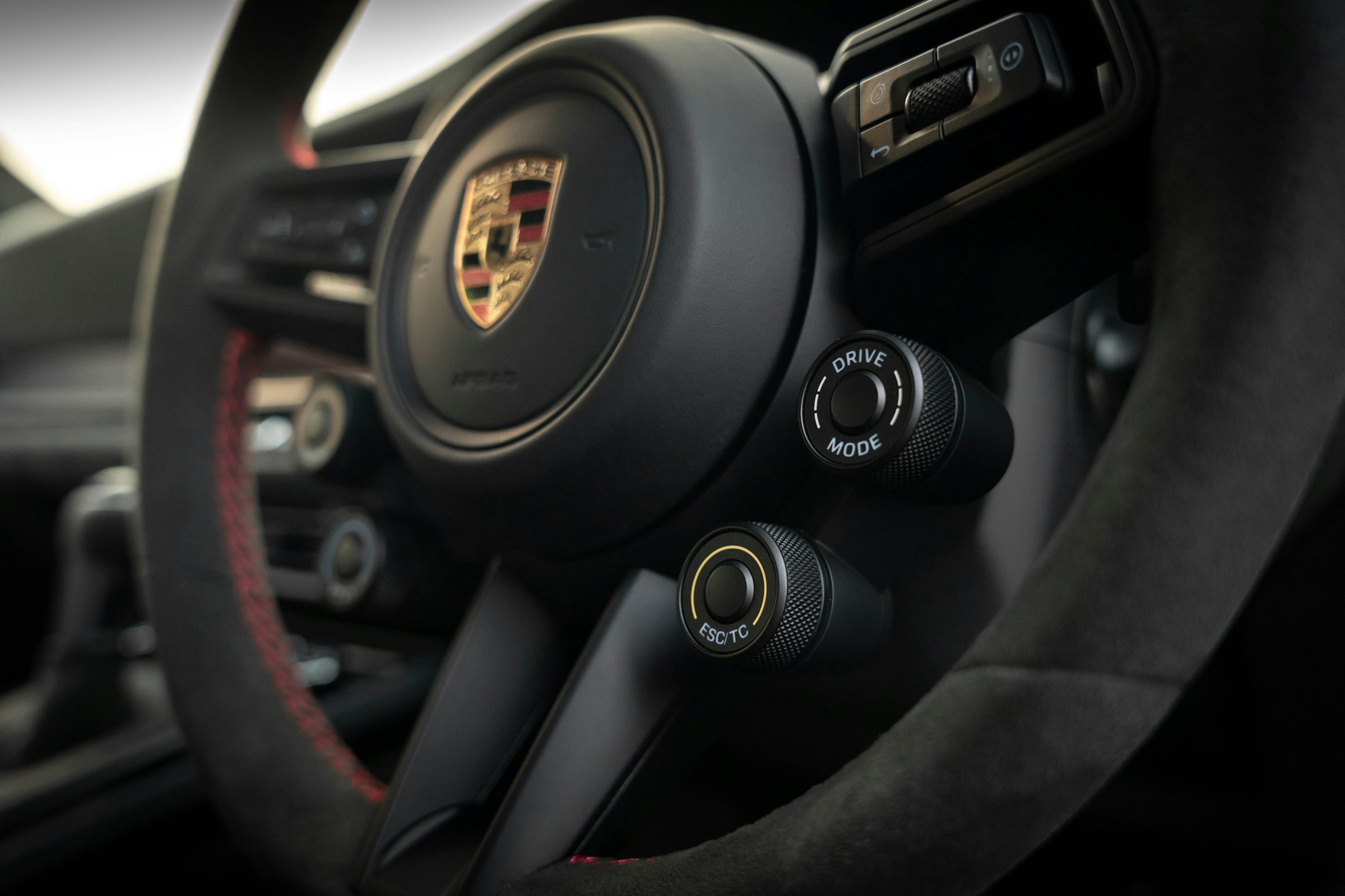Lenkrad eines Porsche 911 mit Porsche-Wappen